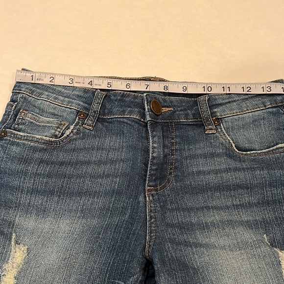 Kut From The Kloth Catherine Boyfriend Denim Short Size. 2 - Picture 3 of 16